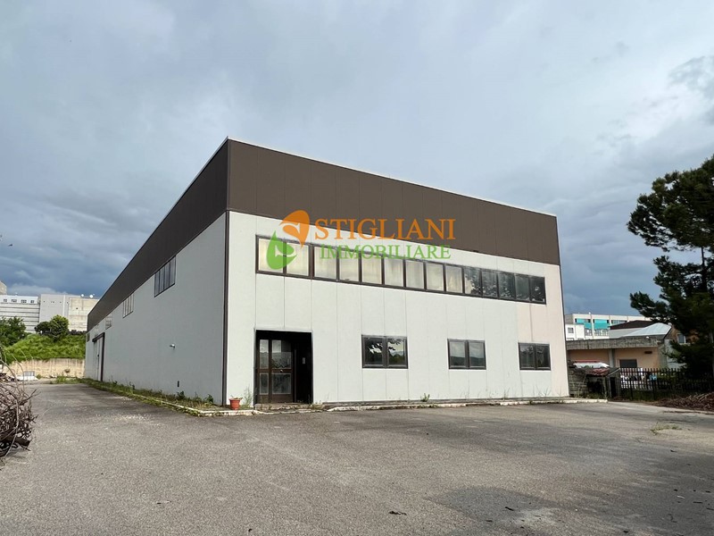 Capannone in Affitto a Campobasso, 6'500€, 925 m²