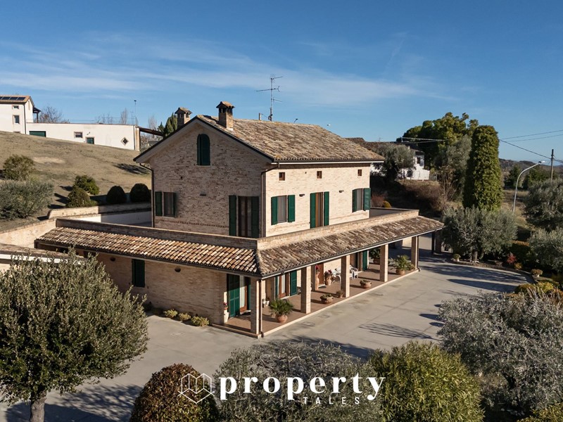 Villa in Vendita a Montegiorgio, 600'000€, 350 m²