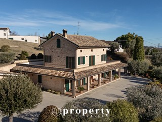 Villa in Vendita a Montegiorgio, 600'000€, 350 m²
