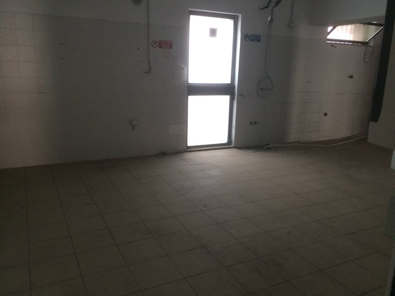 Attività commerciale in Affitto a Vecchiano, 1'200€, 80 m²