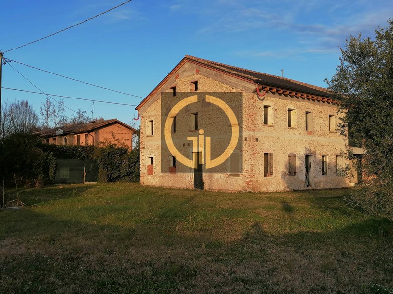 Rustico in Vendita a Montebelluna, 370'000€, 390 m²