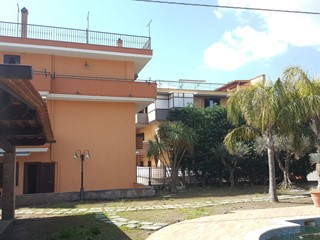 Villa in Vendita a Maddaloni, 500'000€, 355 m², con Box