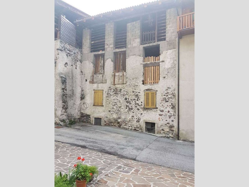 Casa Indipendente in Vendita a Storo, 50'000€, 471 m²