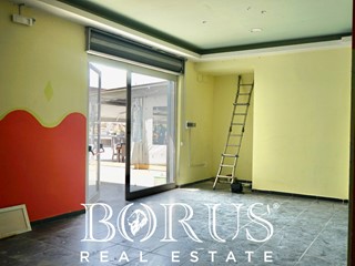 Immobile commerciale in Affitto a Cesa, 850€, 106 m²