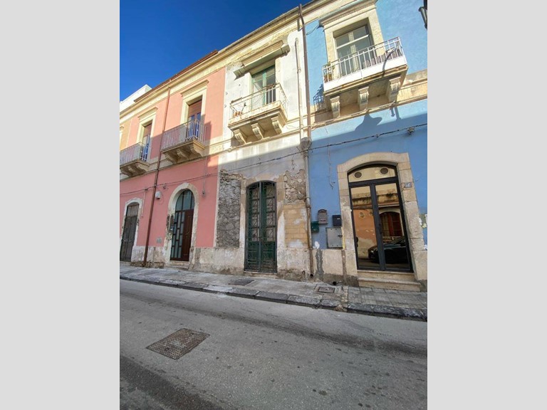 Quadrilocale in Vendita a Siracusa, 85'000&euro;, 110 m²