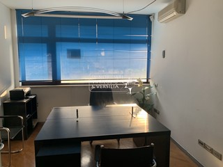 Capannone in Affitto a Viareggio, 350€, 18 m²