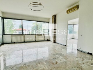 Ufficio in Affitto a Treviso, 2'500€, 200 m²
