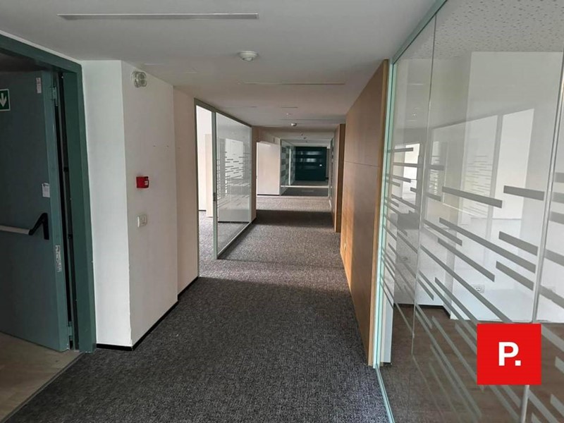 Ufficio in Affitto a Milano, 70'000€, 2460 m²