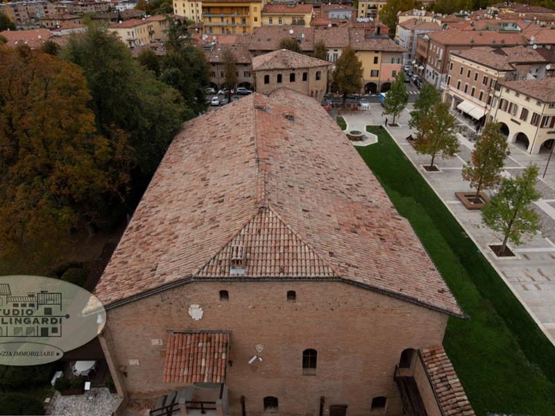 Negozio in Affitto a Formigine, 3'000€, 230 m²