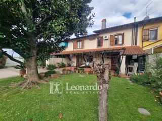 Casa Indipendente in Vendita a Massarosa, 450'000€, 250 m²