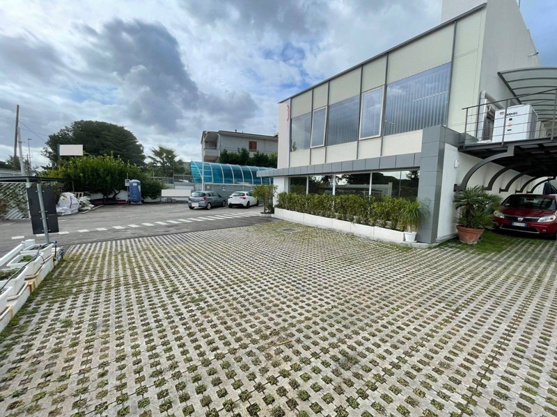 Capannone in Vendita a Ottaviano, 1750 m²