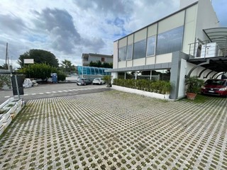 Capannone in Vendita a Ottaviano, 1750 m²