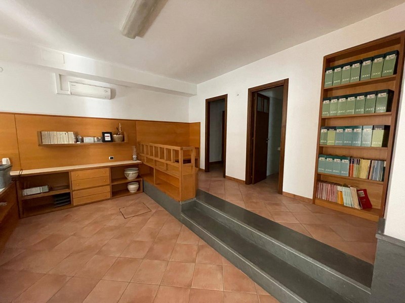 Immobile commerciale in Vendita a Ottaviano, 125'000€, 120 m²