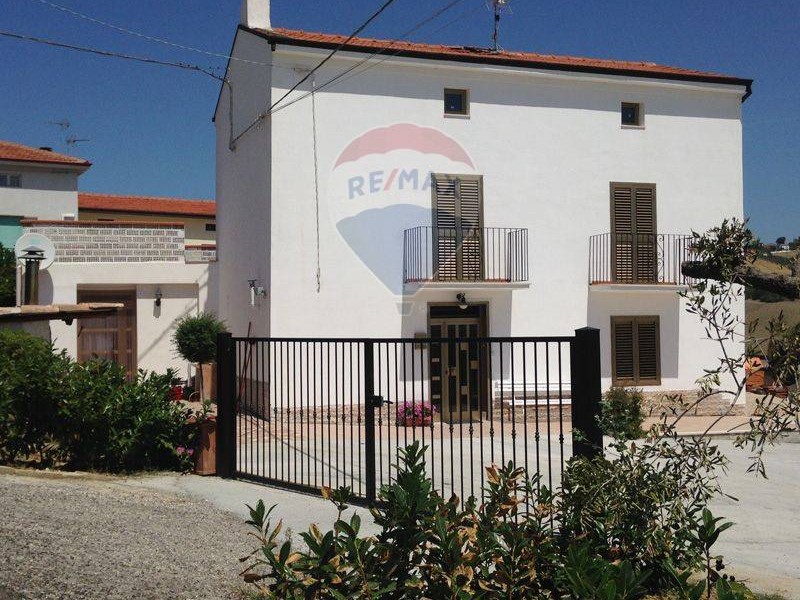 Casa Indipendente in Vendita a Castel Frentano, 280'000€, 260 m², con Box