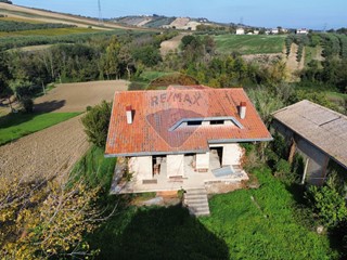 Villa in Vendita a Lanciano, 95'000€, 250 m², con Box