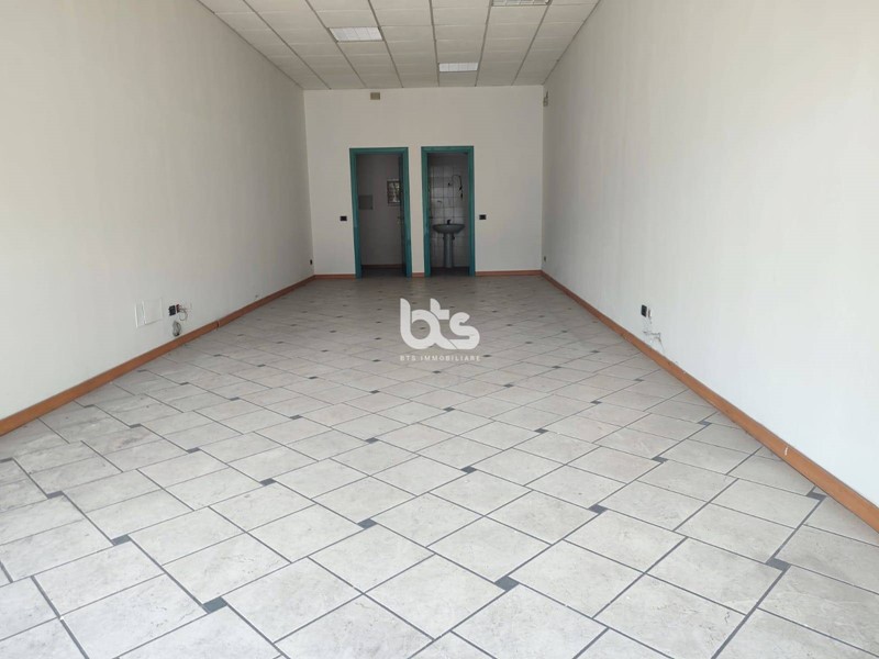 Immobile commerciale in Affitto a Capriolo, 780€, 55 m²