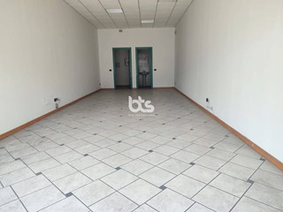 Immobile commerciale in Affitto a Capriolo, 780€, 55 m²