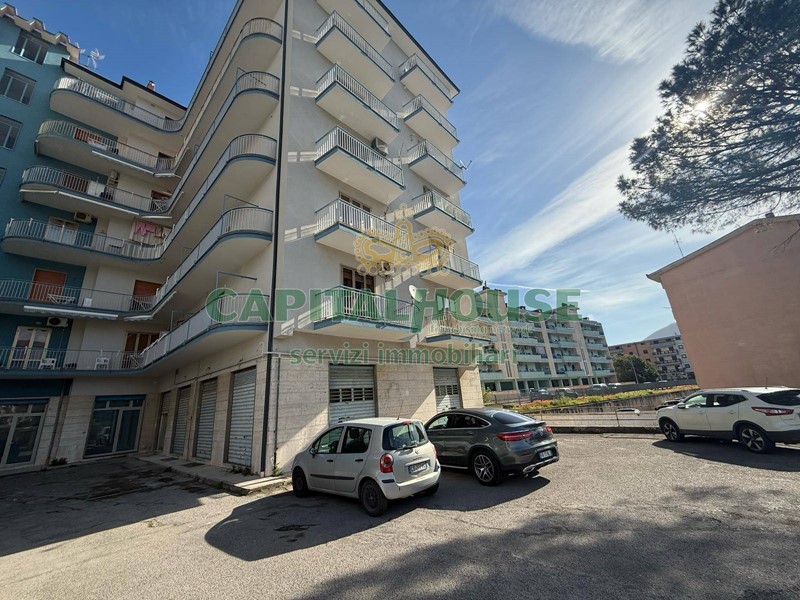 Immobile commerciale in Affitto a Roccapiemonte, 2'000€, 220 m²