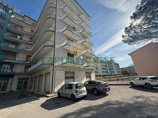 Immobile commerciale in Affitto a Roccapiemonte, 2'000€, 220 m²