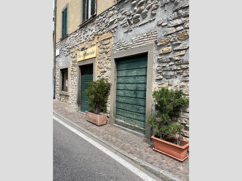 Negozio in Vendita a Almenno San Salvatore, 120'000€, 190 m²