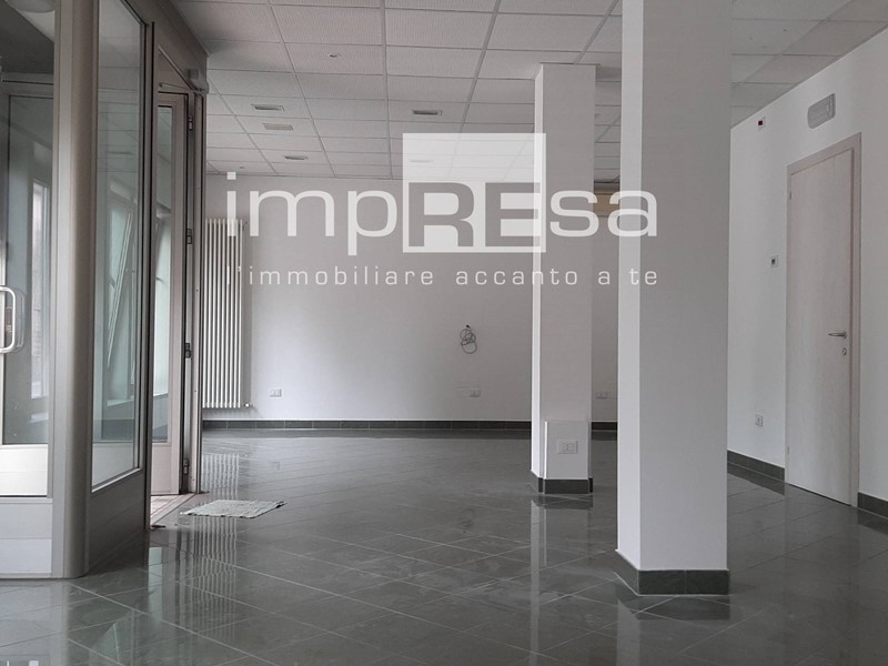 Immobile commerciale in Affitto a Paese, 80 m²