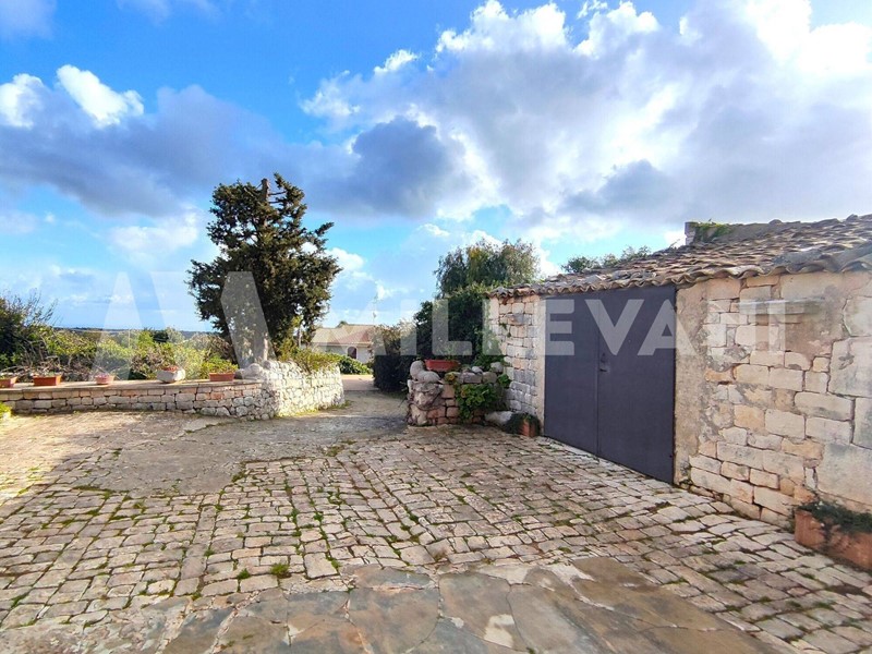Rustico in Vendita a Scicli, 200'000€, 247 m²