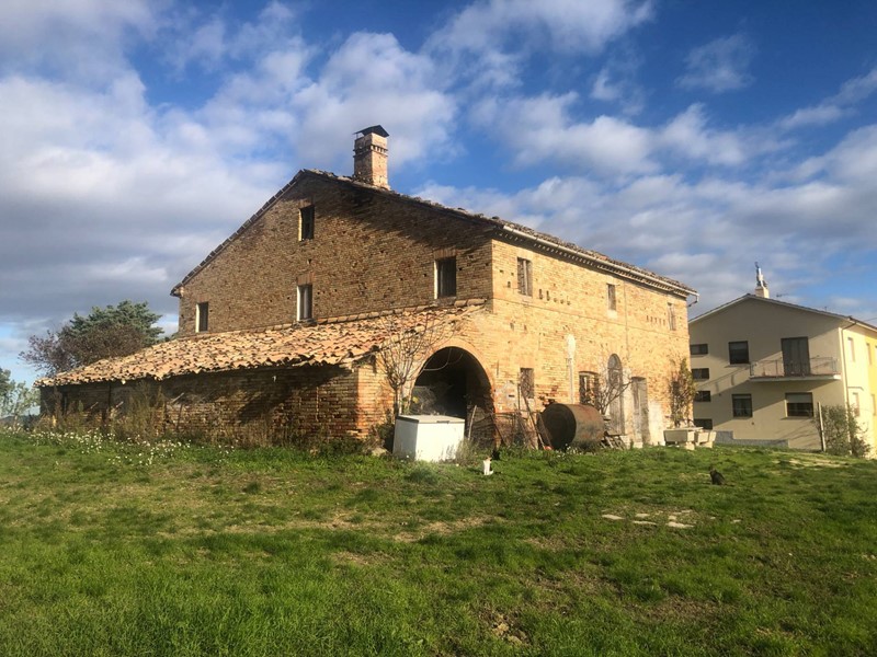 Casa Indipendente in Vendita a Loro Piceno, 165'000&euro;, 650 m²