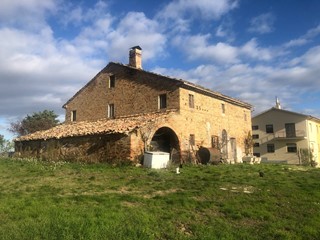 Casa Indipendente in Vendita a Loro Piceno, 165'000&euro;, 650 m²