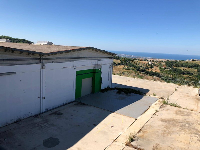 Capannone in Vendita a Atri, 242'000€, 929 m²