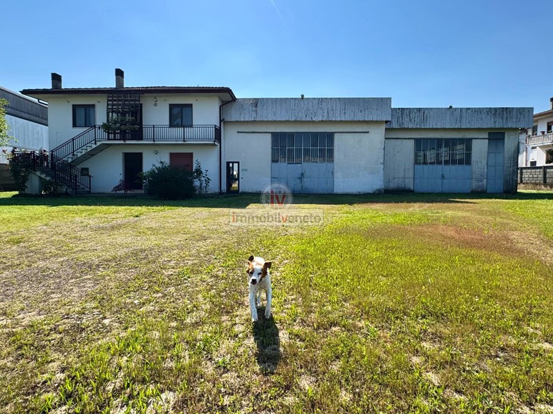 Capannone in Vendita a Zimella, 600'000€, 1653 m²