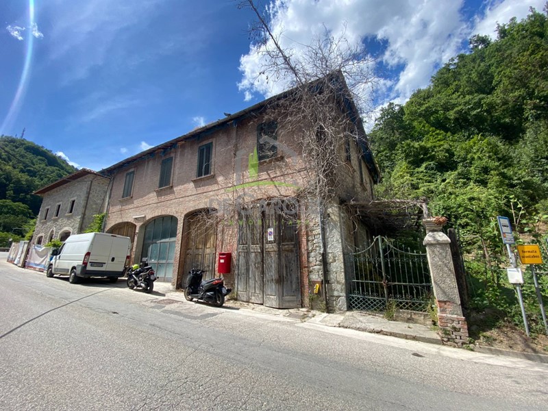 Casa Indipendente in Vendita a Arquata del Tronto, 461 m², con Box