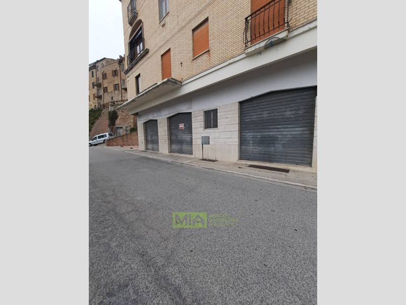 Immobile commerciale in Vendita a Acquaviva Picena, 142'000€, 316 m²