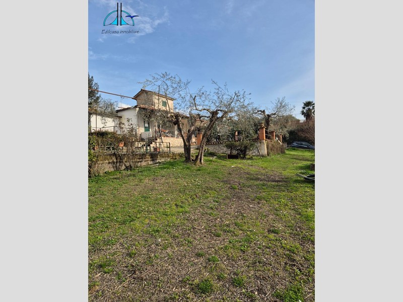 Villa in Vendita a Fara in Sabina, 175'000&euro;, 93 m²