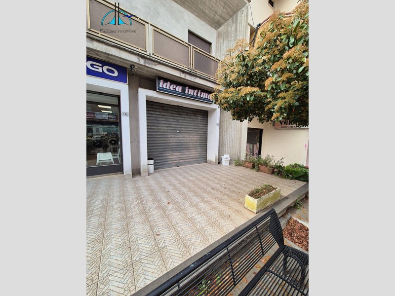 Immobile commerciale in Affitto a Fara in Sabina, 500€, 40 m²