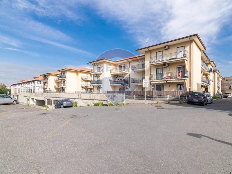 Immobile commerciale in Vendita a Motta Sant'Anastasia, 259'000€, 854 m²