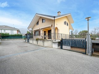 Villa in Vendita a Givoletto, 349'000€, 248 m²