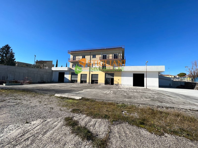 Immobile commerciale in Affitto a Campobasso, 800 m&#178;