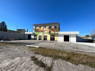Immobile commerciale in Affitto a Campobasso, 800 m²