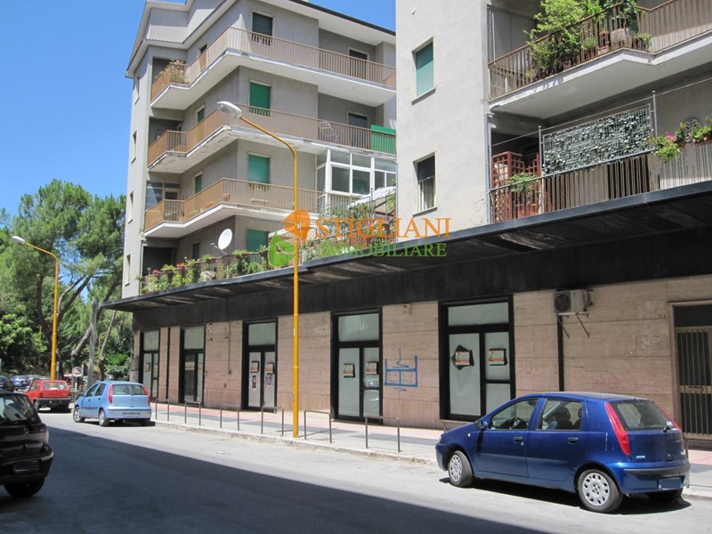 Immobile commerciale in Vendita a Campobasso, 814'000€, 1515 m²