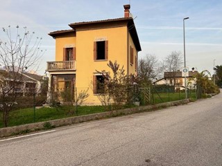 Casa Indipendente in Vendita a Feltre, 165'000€, 220 m²