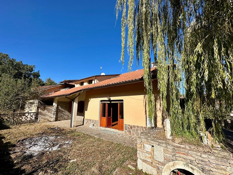 Casa Semi Indipendente in Vendita a Tione degli Abruzzi, 95'000&euro;, 180 m²