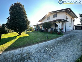 Villa in Vendita a Montignoso, 1'100'000€, 300 m²
