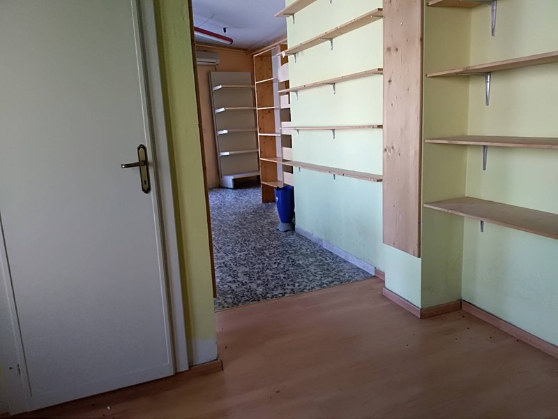 Attività commerciale in Affitto a Pisa, 1'000€, 100 m²