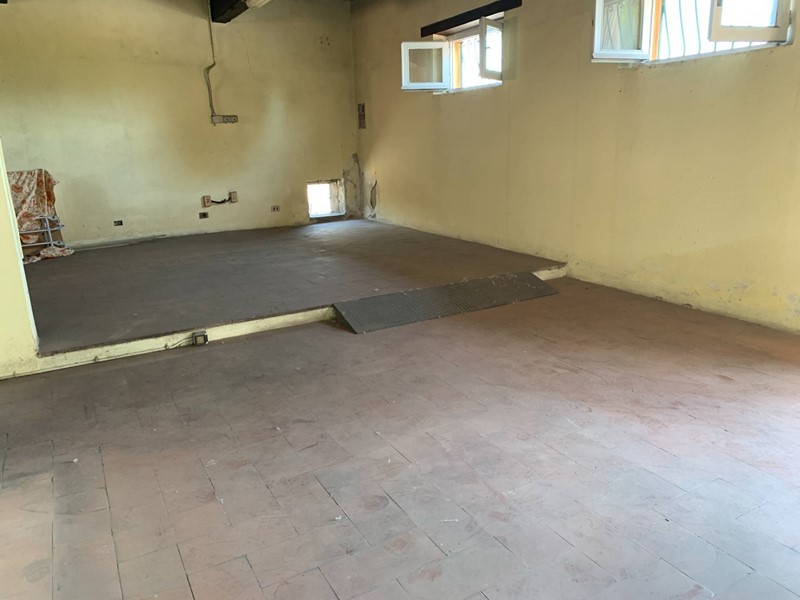 Attività commerciale in Affitto a Lucca, 600€, 53 m²