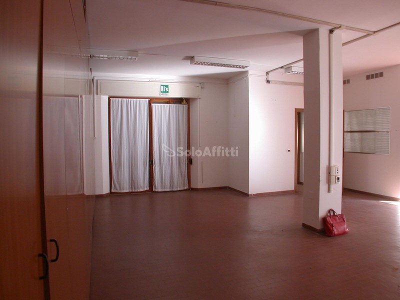 Immobile commerciale in Affitto a Fano, 1'500€, 260 m²