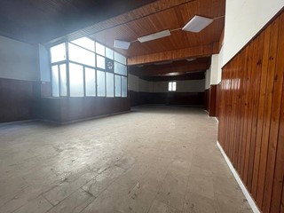 Negozio in Affitto a Caserta, 2'000€, 280 m²