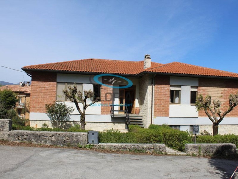 Villa in Vendita a Fabriano, 330'000€, 300 m²