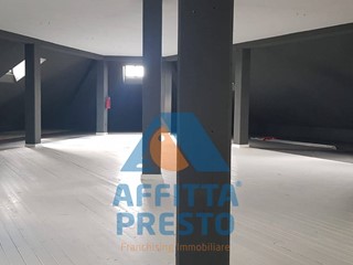 Magazzino in Affitto a Empoli, 300 m²