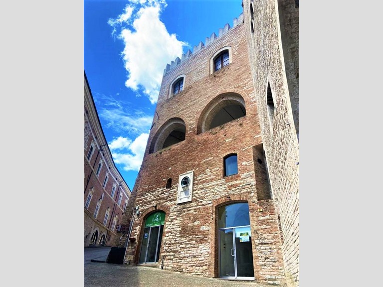 Immobile commerciale in Affitto a Fabriano, 800€, 100 m²