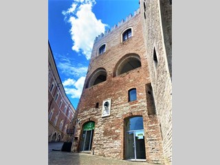 Immobile commerciale in Affitto a Fabriano, 800€, 100 m²